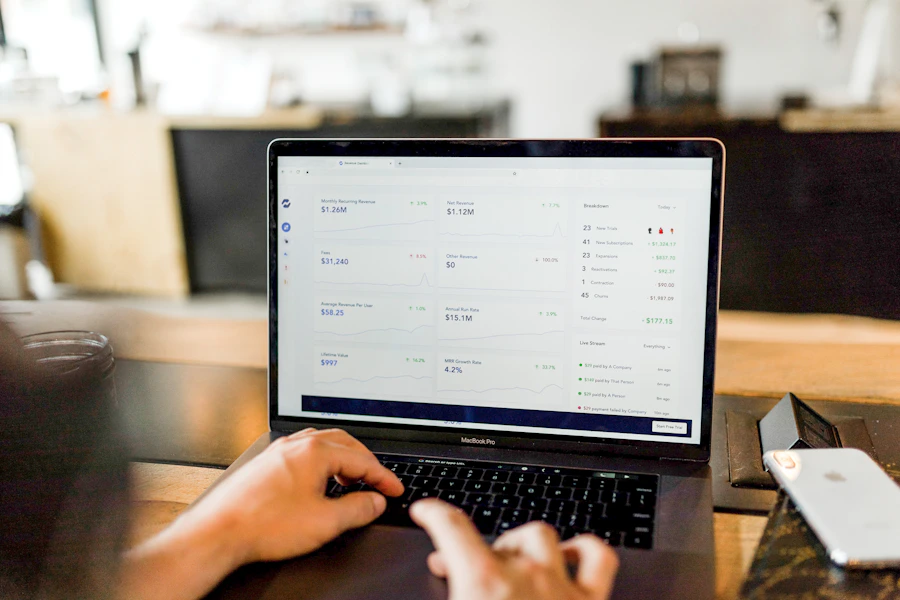 Relatório financeiro em mesa de trabalho com gráficos